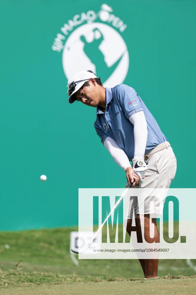 Thailand s Gunn CHAROENKUL on the 18th Green .Opening Round in the Macao Open Golf at Macau Golf & Country Club. Macau Open Golf Rd 1 - ZUMAr144 20261015_zap_r144_134