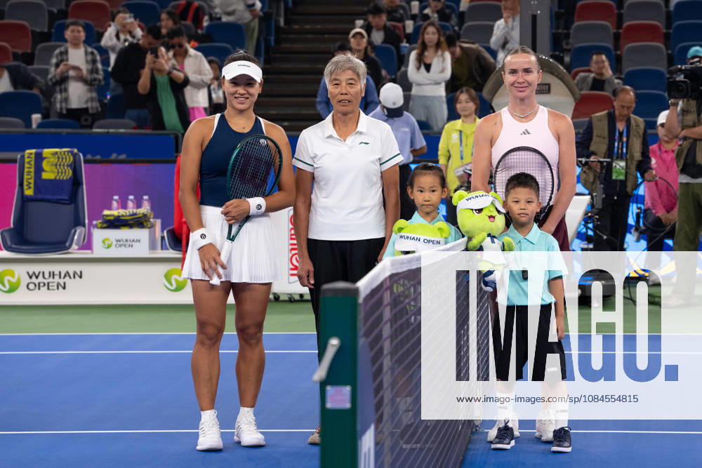 (261015) -- WUHAN, Oct. 15, 2026 -- Guo Hanyu (1st L) and Elina Svitolina (back R) pose for photos before the women s sinlges round of 16 match between Guo Hanyu of China and Elina Svitolina of Ukraine at the 2026 Wuhan Open tennis tournament in Wuhan, capital of central China s Hubei Province, Oct. 15, 2026. ) (SP)CHINA-WUHAN-TENNIS-WUHAN OPEN-WOMEN S SINGLES(CN) XiaoxYijiu