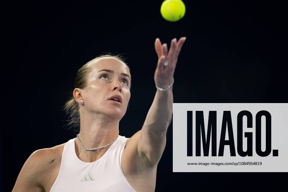 (261015) -- WUHAN, Oct. 15, 2026 -- Elina Svitolina serves during the women s sinlges round of 16 match between Guo Hanyu of China and Elina Svitolina of Ukraine at the 2026 Wuhan Open tennis tournament in Wuhan, capital of central China s Hubei Province, Oct. 15, 2026. ) (SP)CHINA-WUHAN-TENNIS-WUHAN OPEN-WOMEN S SINGLES(CN) XiaoxYijiu