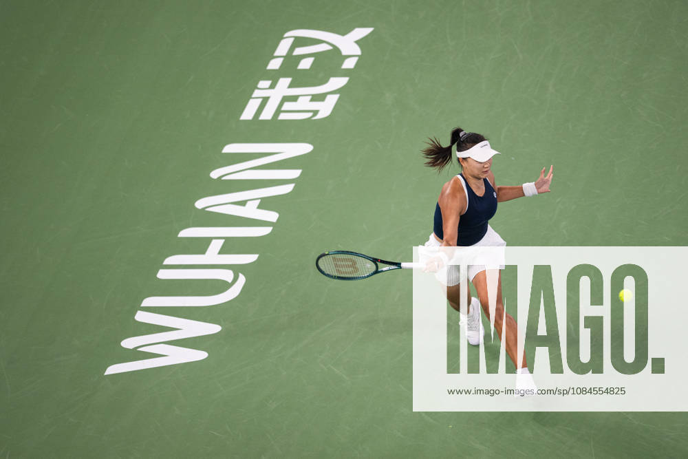 (261015) -- WUHAN, Oct. 15, 2026 -- Guo Hanyu returns a shot during the women s sinlges round of 16 match between Guo Hanyu of China and Elina Svitolina of Ukraine at the 2026 Wuhan Open tennis tournament in Wuhan, capital of central China s Hubei Province, Oct. 15, 2026. ) (SP)CHINA-WUHAN-TENNIS-WUHAN OPEN-WOMEN S SINGLES(CN) XiaoxYijiu