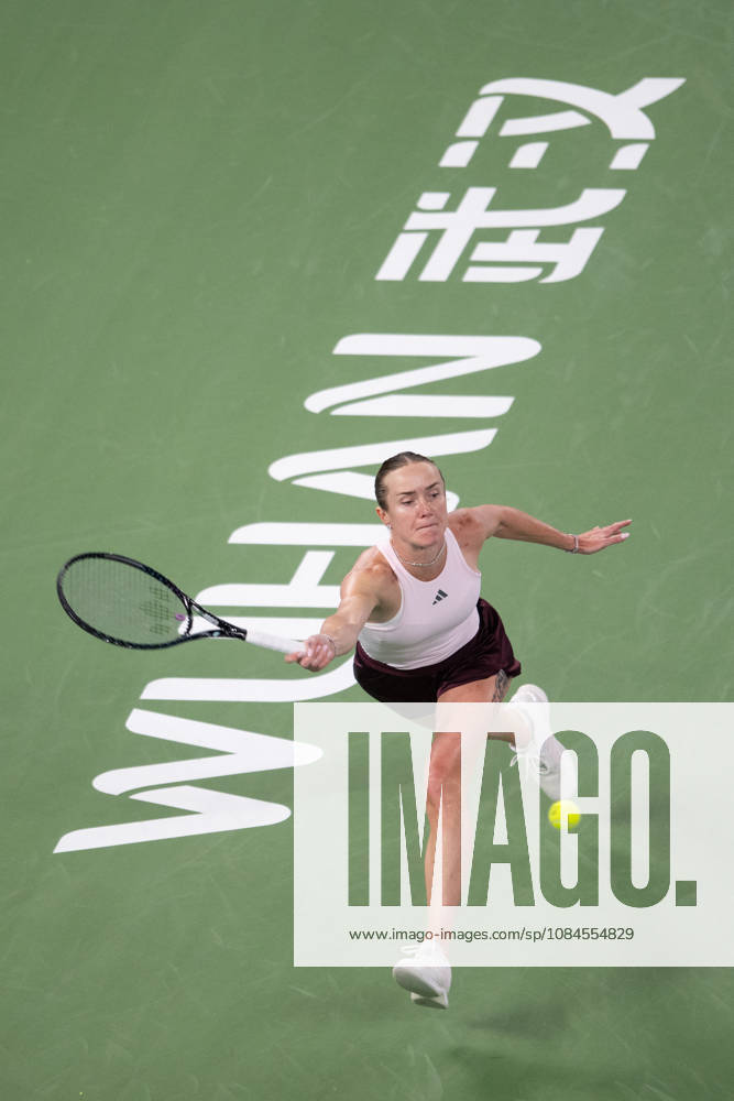(261015) -- WUHAN, Oct. 15, 2026 -- Elina Svitolina returns a shot during the women s sinlges round of 16 match between Guo Hanyu of China and Elina Svitolina of Ukraine at the 2026 Wuhan Open tennis tournament in Wuhan, capital of central China s Hubei Province, Oct. 15, 2026. ) (SP)CHINA-WUHAN-TENNIS-WUHAN OPEN-WOMEN S SINGLES(CN) XiaoxYijiu