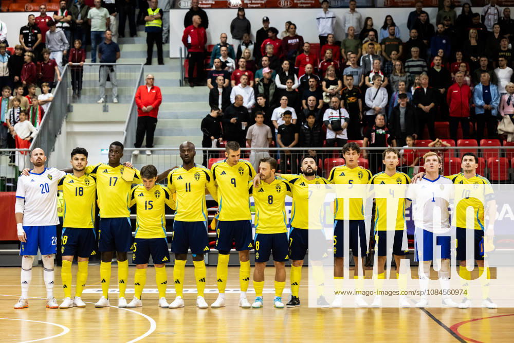 Players from Sweden line up ahead of the FIFA Futsal World Cup qualifying match between Hungary and Sweden on October 15, 2026 in Nyíregyháza. Photo: Bildbyran EXT BILDBYRÅN COP 18 XYA131 futsal national team Hungary Sweden national team Sweden BBENG World Cup qualifier Hungary
