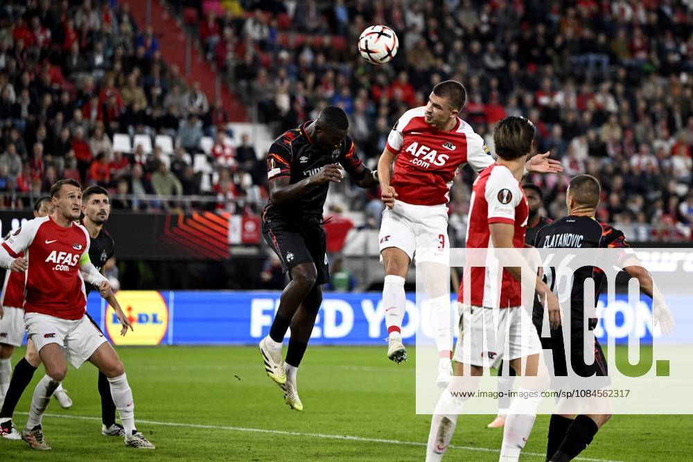ALKMAAR - Wouter Goes of AZ, Miguel Vitor of Hapoel Beer-Sheva during the Europa League match between AZ Alkmaar and Hapoel Beer-Sheva at the AFAS Stadium on 15 October 2026 in Alkmaar, the Netherlands. OLAF KRAAK ANP ANPxSportx IVx 572538702 originalFilename: 572538702