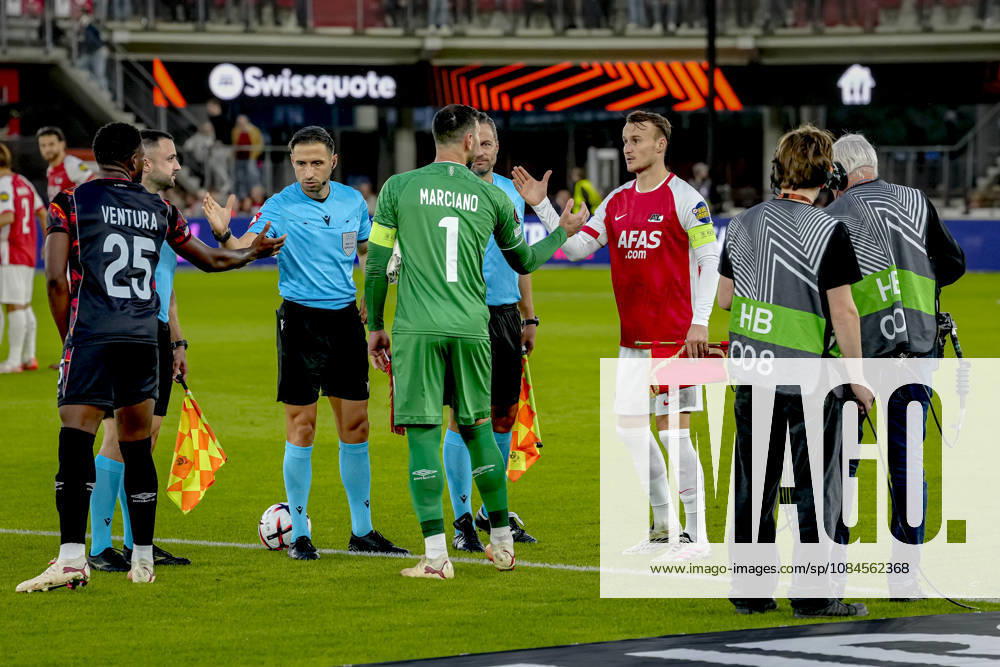 ALKMAAR Hapoel Beer Sheva goalkeeper Ofir Marciano, AZ Alkmaar midfielder Peer Koopmeiners during the UEFA Europa League match between AZ and Hapoel Beer Sheva at AFAS Stadion on October 15, 2026, in Alkmaar, the Netherlands ED VAN DE POL EYE4IMAGES DeFodi Images