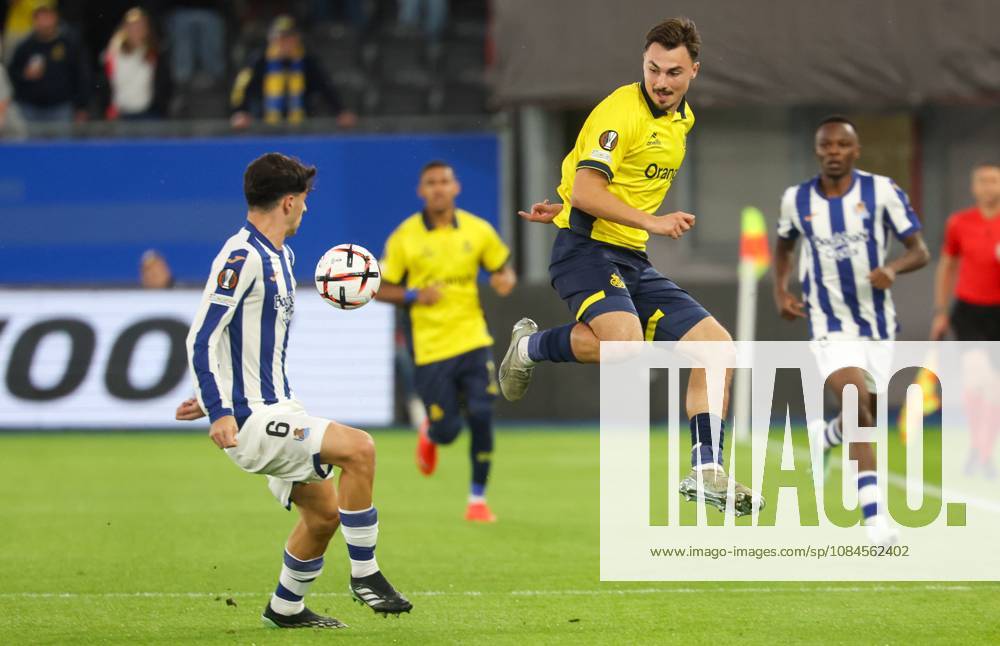 Sociedad s Jon Martin and Union s Mateo Biondic fight for the ball during a soccer game between Belgian Royale Union Saint-Gilloise and Spanish Real Sociedad, Thursday 15 October 2026 in Leuven, the 2nd match of the UEFA Europa League league phase. VIRGINIExLEFOUR x189909609x