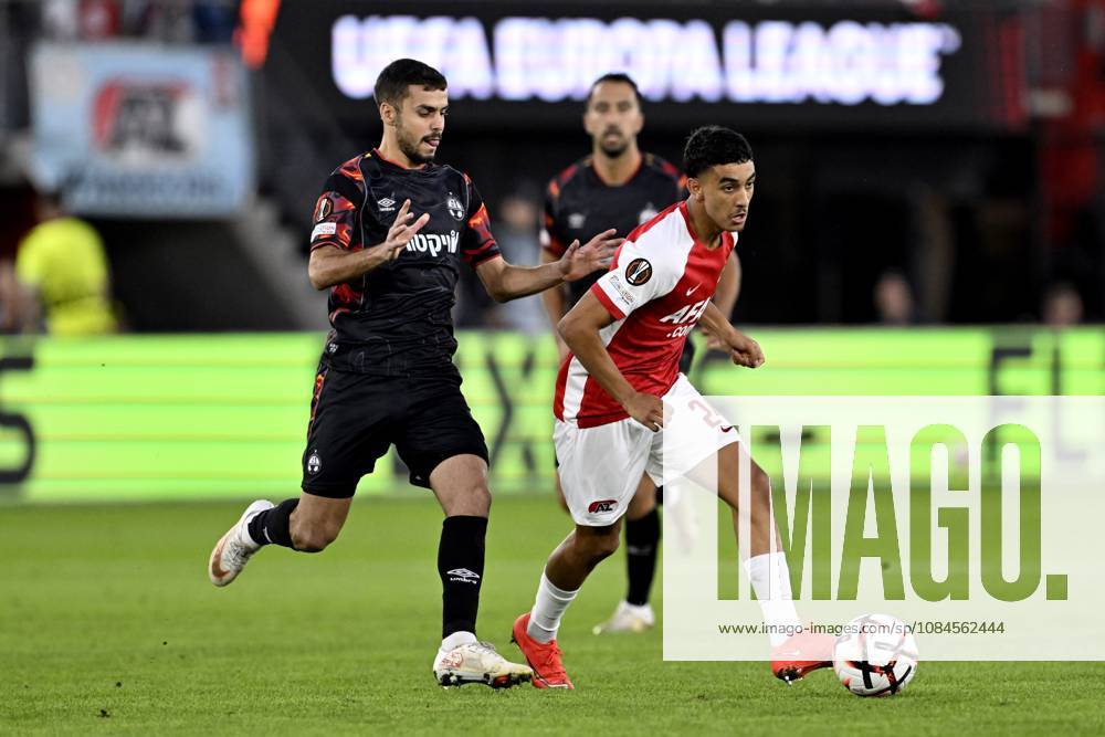 ALKMAAR - Ayoub Oufkir of AZ, Idan Nachmias of Hapoel Beer-Sheva during the Europa League match between AZ Alkmaar and Hapoel Beer-Sheva at the AFAS Stadium on 15 October 2026 in Alkmaar, the Netherlands. OLAF KRAAK ANP ANPxSportx IVx 572539048 originalFilename: 572539048