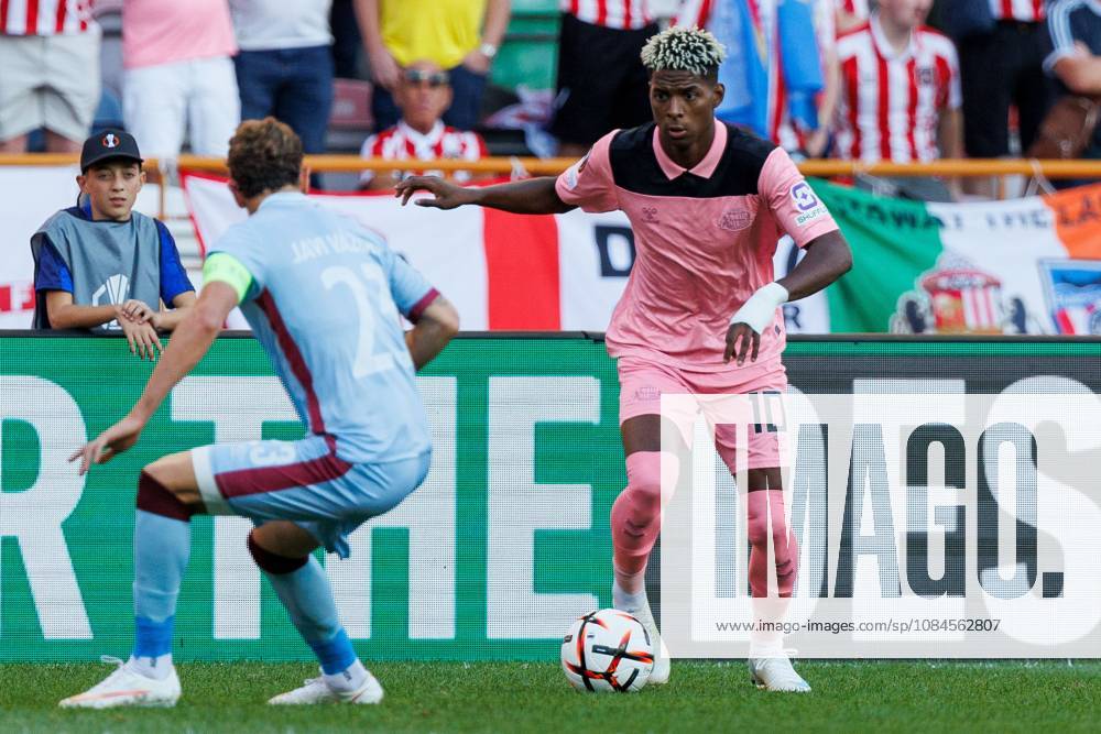 Nilson Angulo of Sunderland runs with the ball at Javi Vazquez of Torreense Torreense v Sunderland, UEFA Europa League, Football, Estadio Dr. Magalhaes Pessoa, Leiria, Portugal - 15 Oct 2026Leiria Estadio Dr. Magalhaes Pessoa Portugal