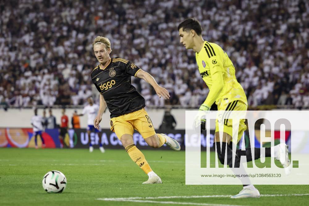 SPLIT - (lr) Julian Brandt of Ajax and Hajduk Split goalkeeper Toni Silic during the Conference League match between Hajduk Split and Ajax at Stadion Poljud on 15 October 2026 in Split, Croatia. SONNY LENSEN ANP ANPxSportx IVx 572540157 originalFilename: 572540157