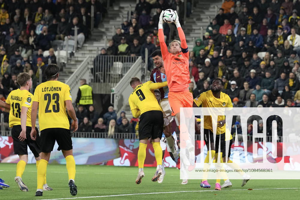 LKS 20261015 KuPS goalkeeper Johannes Kreidl grabs the ball during the football UEFA Conference League League Phase match between KuPS Kuopio and Trabzonspor in Tampere, Finland, on October 15, 2026. - MIKA KYLMÄNIEMI Tampere Finland 0yl7JDmvPzY