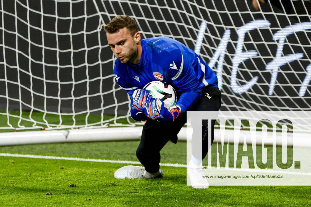 ENSCHEDE - FC Thun goalkeeper Niklas Steffen warms up ahead of the UEFA Conference League match between FC Twente and FC Thun at De Grolsch Veste on October 15, 2026 in Enschede, the Netherlands. WART BRINKERHOF ANP UEFA Conference League 2026 27 ANPxSportx xMarcelxterxBalsxIVx 572548925 originalFilename: 572548925