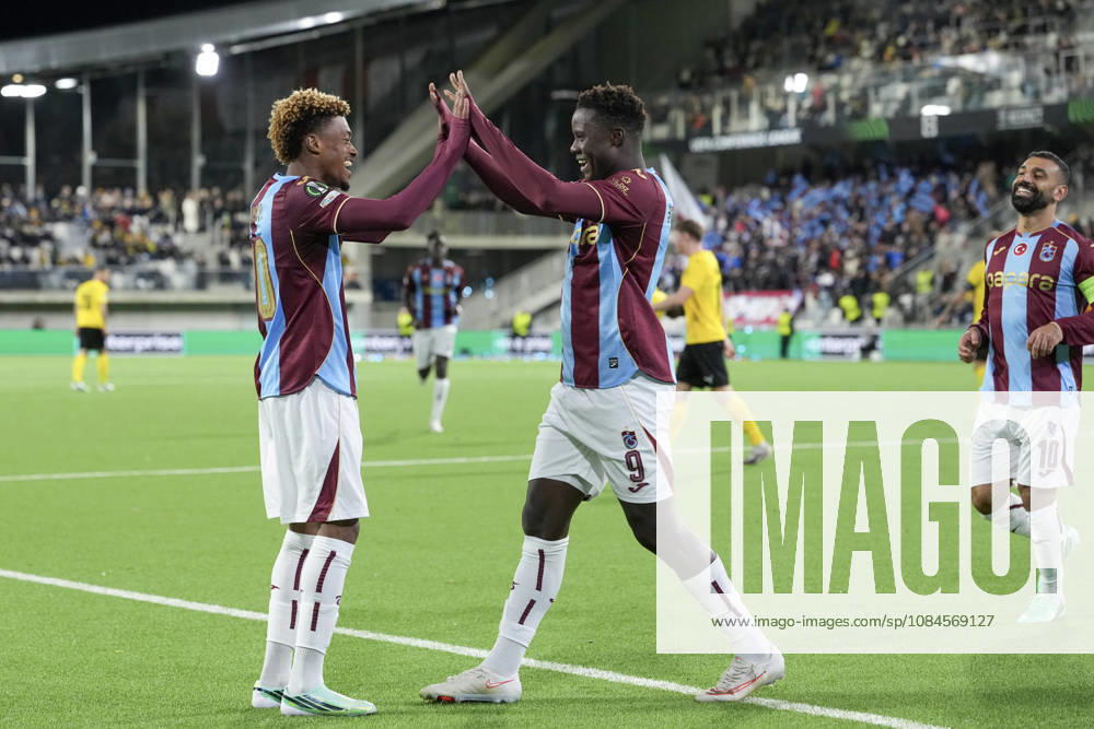 LKS 20261015 Dju Fraculino (C) of Trabzonspor celebrates his goal with Wagner Pina (L) and Mohamed Salah during the football UEFA Conference League League Phase match between KuPS Kuopio and Trabzonspor in Tampere, Finland, on October 15, 2026. - MIKA KYLMÄNIEMI Tampere Finland w6N4uuPFtt8