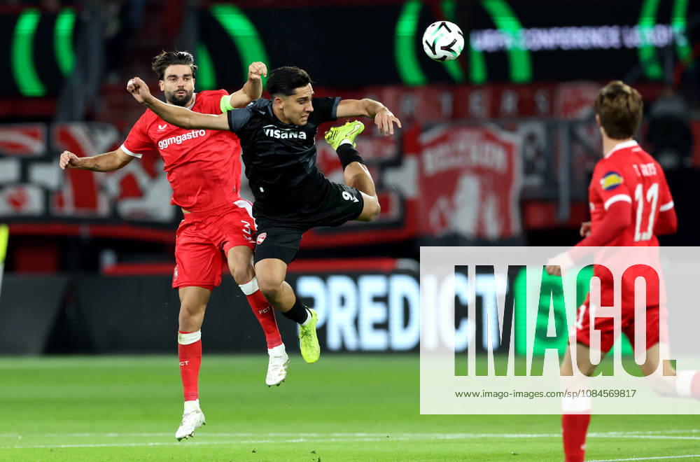 ENSCHEDE FC Twente defender Robin Proepper and FC Thun forward Furkan Dursun during the UEFA Conference League match between FC Twente and FC Thun at Grolsch Veste on October 15, 2026, in Enschede, the Netherlands PETER LOUS EYE4IMAGES DeFodi Images