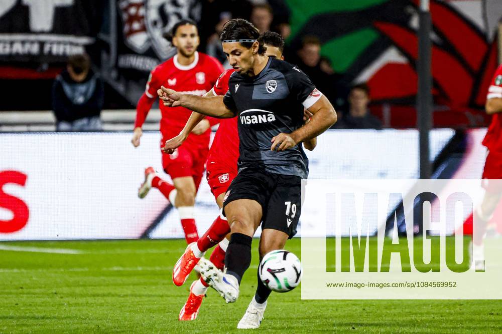 ENSCHEDE - Jan Bamert of FC Thun passes the ball during the UEFA Conference League match between FC Twente and FC Thun at De Grolsch Veste on October 15, 2026 in Enschede, the Netherlands. WART BRINKERHOF ANP UEFA Conference League 2026 27 ANPxSportx xMarcelxterxBalsxIVx 572552176 originalFilename: 572552176
