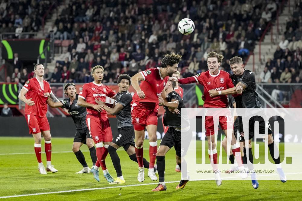 ENSCHEDE - (lr) Wout Weghorst of FC Twente, Jan Bamert of FC Thun, Daouda Weidmann of FC Twente, Olivier Mambwa of FC Thun, Robin Pröpper of FC Twente, Nicolas Bürgy of FC Thun, Daan Rots of FC Twente and Fabio Fehr of FC Thun during the Conference League match between FC Twente and FC Thun at De Grolsch Veste stadium on 15 October 2026 in Enschede, the Netherlands. TOBIAS KLEUVER ANP ANPxSportx IVx 572552831 originalFilename: 572552831