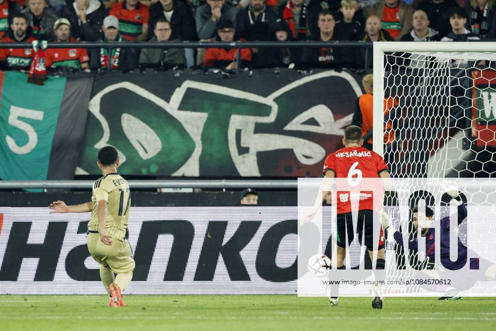NIJMEGEN - (lr) Everton Bala of Levski Sofia scores the 0-1 that was later disallowed, Darko Nejašmić of NEC Nijmegen, NEC Nijmegen goalkeeper Gonzalo Crettaz during the Europa League match between NEC and PFC Levski Sofia at De Goffert on October 15, 2026 in Nijmegen, Netherlands. BART STOUTJESDIJK ANP ANPxSportx IVx 572552865 originalFilename: 572552865