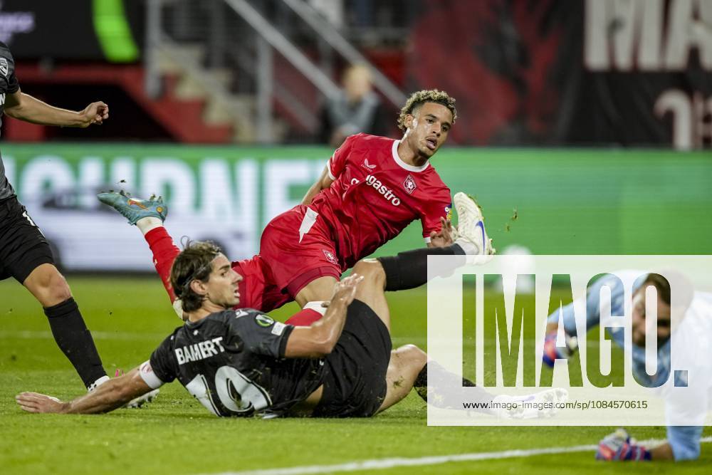 ENSCHEDE - (lr) Jan Bamert of FC Thun, Daouda Weidmann of FC Twente shoots at goal and FC Thun goalkeeper Niklas Steffen during the Conference League match between FC Twente and FC Thun at De Grolsch Veste stadium on 15 October 2026 in Enschede, the Netherlands. TOBIAS KLEUVER ANP ANPxSportx IVx 572552923 originalFilename: 572552923