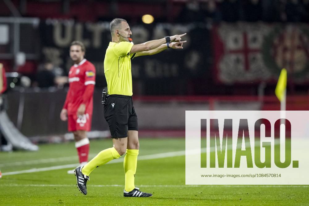 ENSCHEDE - Referee Genc Nuza disallows a goal by Daouda Weidmann of FC Twente following VAR intervention during the Conference League match between FC Twente and FC Thun at De Grolsch Veste stadium on October 15, 2026, in Enschede, the Netherlands. TOBIAS KLEUVER ANP ANPxSportx IVx 572553224 originalFilename: 572553224
