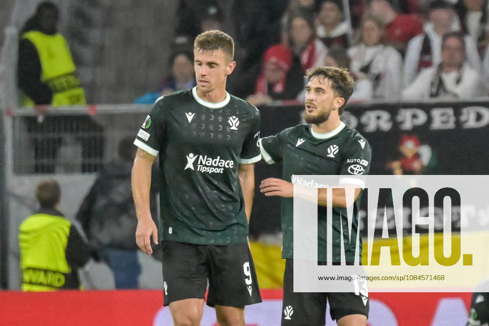 Antonin Rusek (FK Jablonec, 09) and Richard Sedlacek (FK Jablonec, 13) are talking to each other. GER, SC Freiburg vs. JK Jablonec, Soccer, UEFA Conference League, Matchday 1, 2026–2027 Season, October 15, 2026 GER, SC Freiburg vs. JK Jablonec, soccer, UEFA Conference League, Matchday 1, 2026–2027 season, October 15, 2026 Freiburg