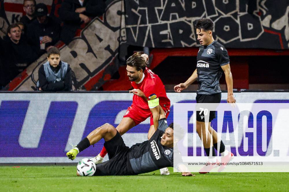 ENSCHEDE - Furkan Dursun of FC Thun battles for possession with Robin Propper of FC Twente during the UEFA Conference League match between FC Twente and FC Thun at De Grolsch Veste on 15 October 2026 in Enschede, the Netherlands. WART BRINKERHOF ANP UEFA Conference League 2026 27 ANPxSportx xMarcelxterxBalsxIVx 572554469 originalFilename: 572554469