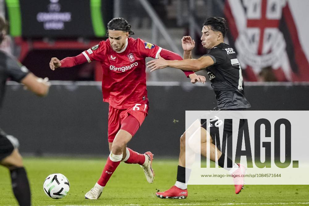 ENSCHEDE - (l-r) Ramiz Zerrouki of FC Twente and Nils Reichmuth of FC Thun during the Conference League match between FC Twente and FC Thun at De Grolsch Veste stadium on October 15, 2026 in Enschede, Netherlands. TOBIAS KLEUVER ANP ANPxSportx IVx 572555020 originalFilename: 572555020