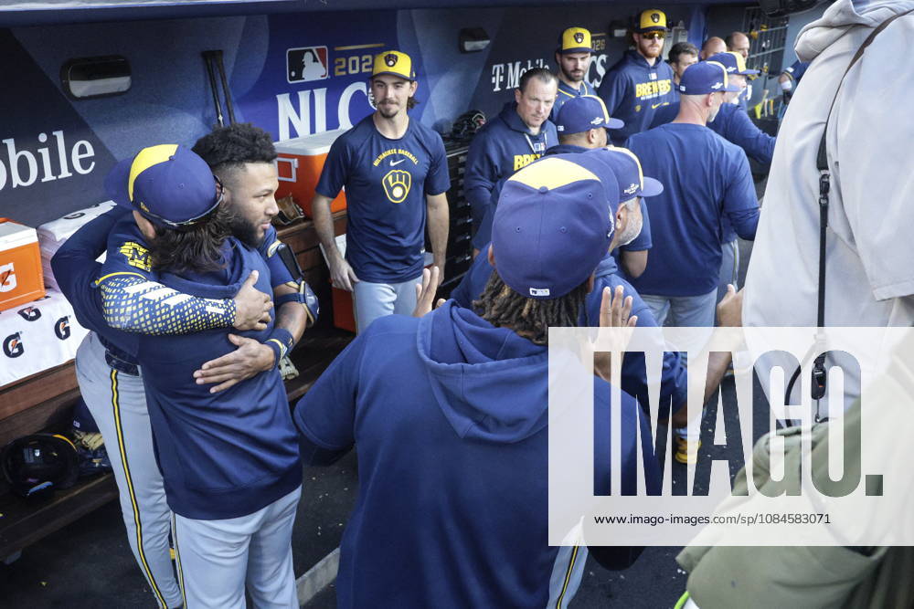 MLB, Baseball Herren, USA Postseason: NLCS Game 4 - Los Angeles Dodgers vs Milwaukee Brewers Milwaukee Brewers players greet each other before Game 4 of the National League Championship Series between the Los Angeles Dodgers and the Milwaukee Brewers at Dodger Stadium in Los Angeles, California, USA, 15 October 2026. LOS ANGELES CALIFORNIA UNITED STATES
