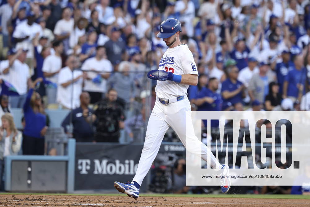 MLB, Baseball Herren, USA Postseason: NLCS Game 4 - Los Angeles Dodgers vs Milwaukee Brewers Los Angeles Dodgers outfielder Kyle Tucker scores during Game 4 of the National League Championship Series between the Los Angeles Dodgers and the Milwaukee Brewers at Dodger Stadium in Los Angeles, California, USA, 15 October 2026. LOS ANGELES CALIFORNIA UNITED STATES