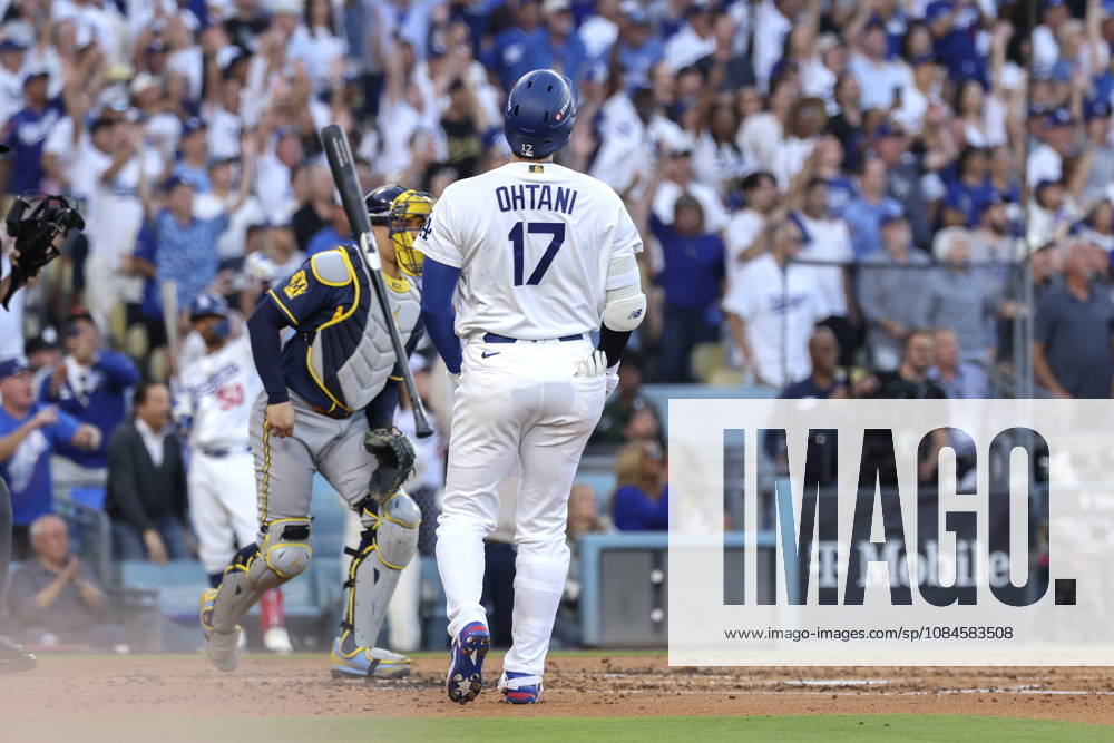 MLB, Baseball Herren, USA Postseason: NLCS Game 4 - Los Angeles Dodgers vs Milwaukee Brewers Los Angeles Dodgers designated hitter Shohei Ohtani drops his bat after hitting a home run during Game 4 of the National League Championship Series between the Los Angeles Dodgers and the Milwaukee Brewers at Dodger Stadium in Los Angeles, California, USA, 15 October 2026. LOS ANGELES CALIFORNIA UNITED STATES