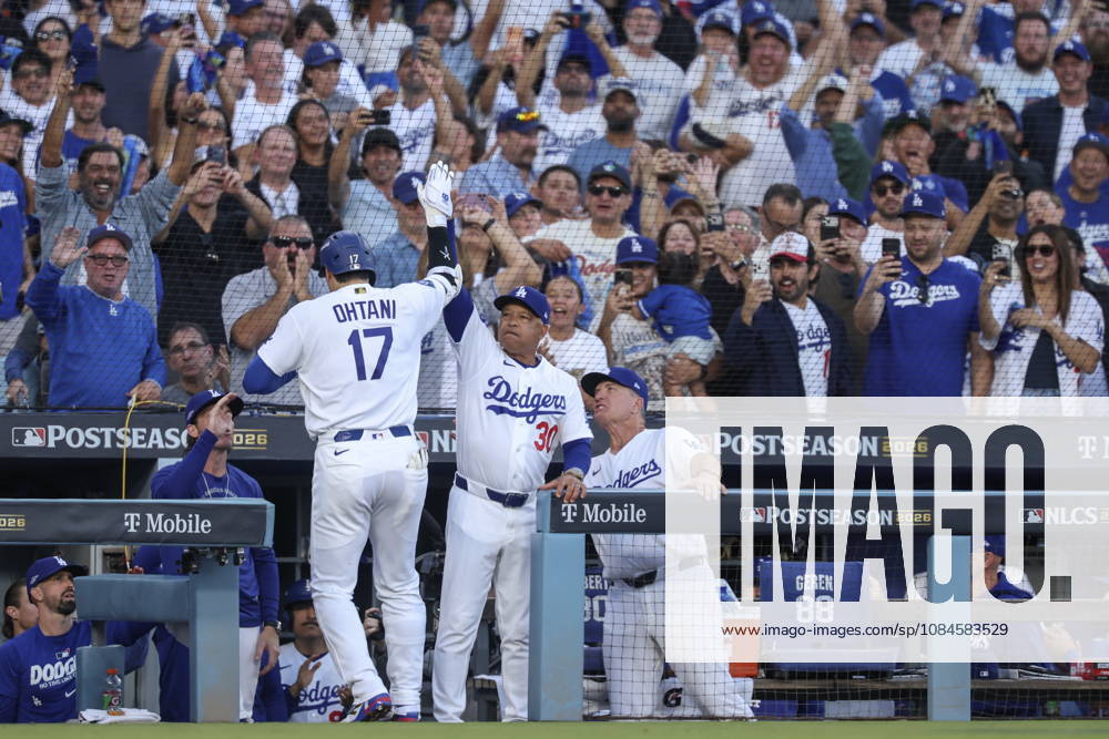 MLB, Baseball Herren, USA Postseason: NLCS Game 4 - Los Angeles Dodgers vs Milwaukee Brewers Los Angeles Dodgers designated hitter Shohei Ohtani (L) shakes hands with teammate Andy Pages after hitting a home run during Game 4 of the National League Championship Series between the Los Angeles Dodgers and the Milwaukee Brewers at Dodger Stadium in Los Angeles, California, USA, 15 October 2026. LOS ANGELES CALIFORNIA UNITED STATES