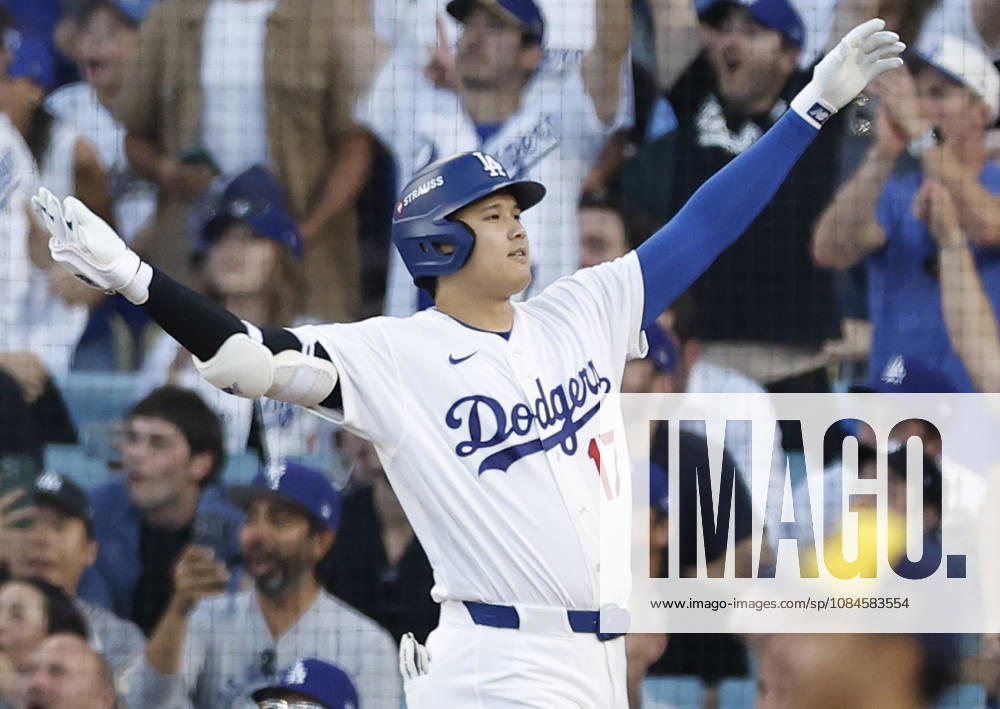 Los Angeles Dodgers designated hitter Shohei Ohtani (17) celebrates after hitting a three-run home run in the second inning during game four of the MLB, Baseball Herren, USA National League Championship Series at Dodger Stadium in Los Angeles, California, on Thursday, October 15, 2026. LAP20261015721 CAROLINExBREHMAN