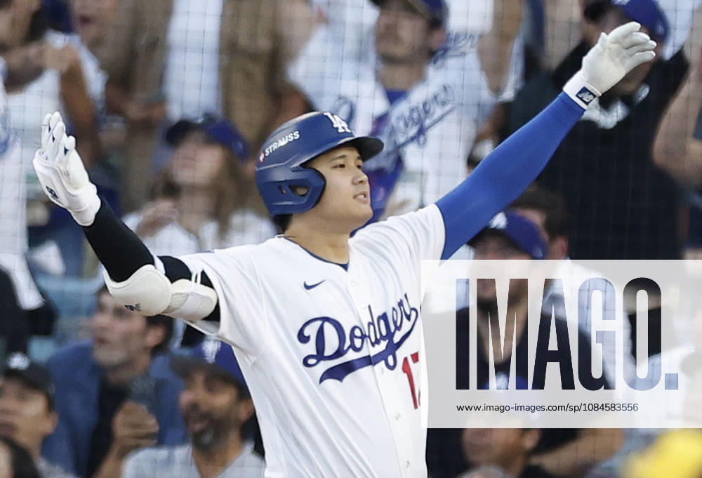 Los Angeles Dodgers designated hitter Shohei Ohtani (17) celebrates after hitting a three-run home run in the second inning during game four of the MLB, Baseball Herren, USA National League Championship Series at Dodger Stadium in Los Angeles, California, on Thursday, October 15, 2026. LAP20261015722 CAROLINExBREHMAN