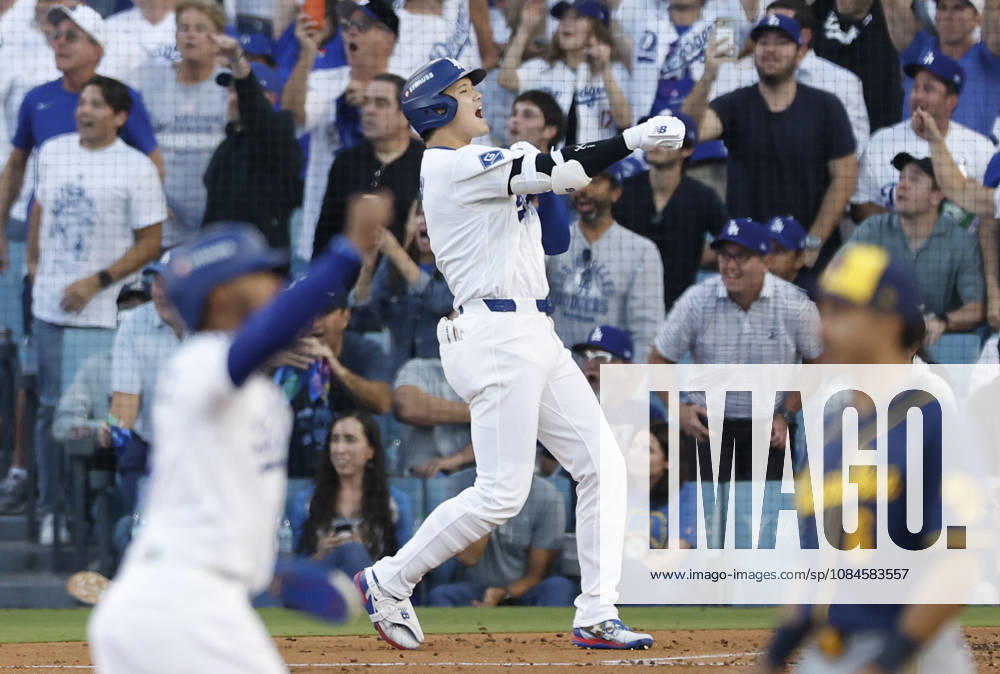 Los Angeles Dodgers designated hitter Shohei Ohtani (17) celebrates after hitting a three-run home run in the second inning during game four of the MLB, Baseball Herren, USA National League Championship Series at Dodger Stadium in Los Angeles, California, on Thursday, October 15, 2026. LAP20261015723 CAROLINExBREHMAN