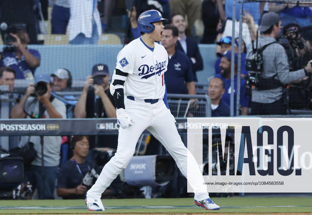 Los Angeles Dodgers designated hitter Shohei Ohtani (17) celebrates after hitting a three-run home run in the second inning during game four of the MLB, Baseball Herren, USA National League Championship Series at Dodger Stadium in Los Angeles, California, on Thursday, October 15, 2026. LAP20261015724 CAROLINExBREHMAN