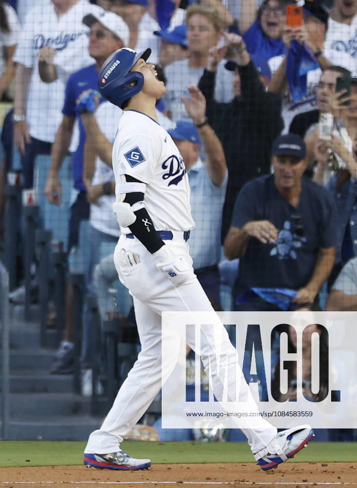 Los Angeles Dodgers designated hitter Shohei Ohtani (17) celebrates after hitting a three-run home run in the second inning during game four of the MLB, Baseball Herren, USA National League Championship Series at Dodger Stadium in Los Angeles, California, on Thursday, October 15, 2026. LAP20261015727 CAROLINExBREHMAN