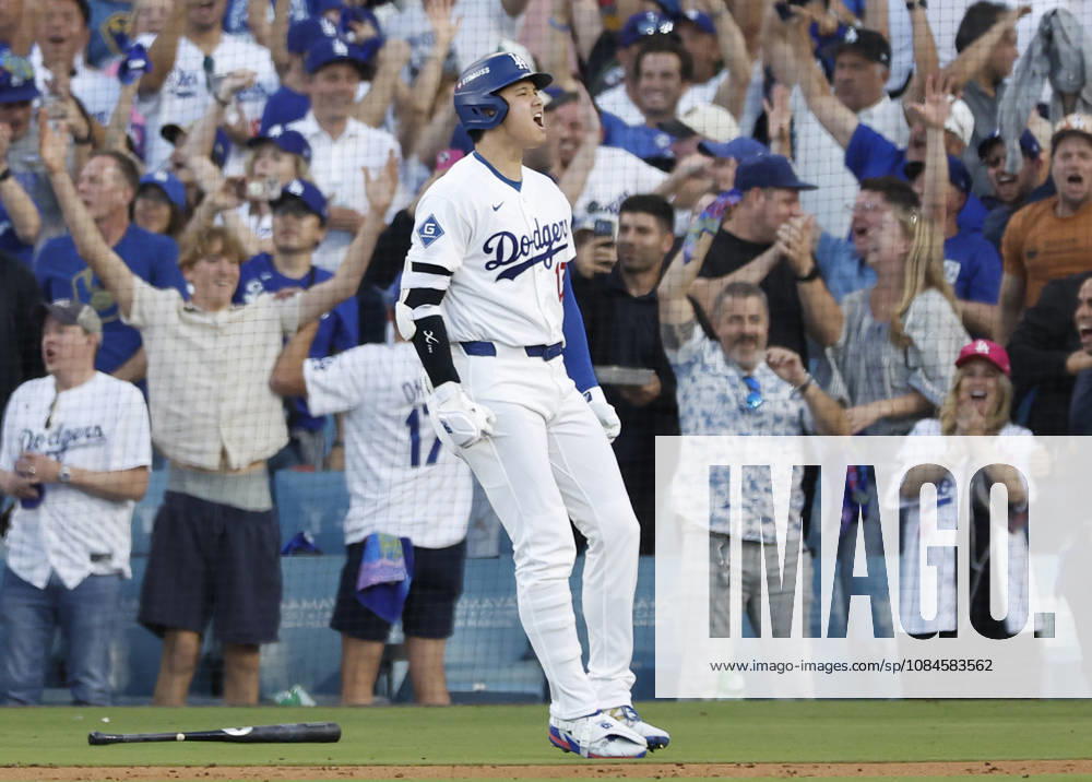 Los Angeles Dodgers designated hitter Shohei Ohtani (17) celebrates after hitting a three-run home run in the second inning during game four of the MLB, Baseball Herren, USA National League Championship Series at Dodger Stadium in Los Angeles, California, on Thursday, October 15, 2026. LAP20261015725 CAROLINExBREHMAN