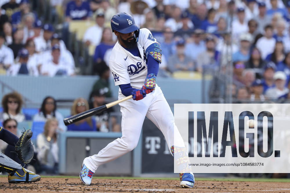 MLB, Baseball Herren, USA Postseason: NLCS Game 4 - Los Angeles Dodgers vs Milwaukee Brewers Los Angeles Dodgers outfielder Teoscar Hernandez in action during Game 4 of the National League Championship Series between the Los Angeles Dodgers and the Milwaukee Brewers at Dodger Stadium in Los Angeles, California, USA, 15 October 2026. LOS ANGELES CALIFORNIA UNITED STATES