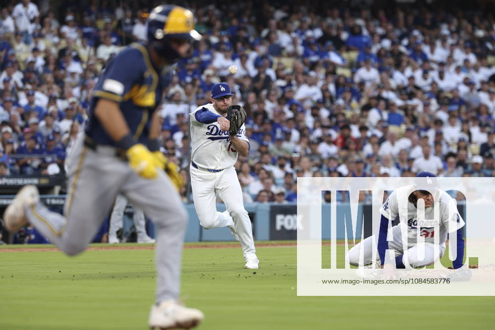 MLB, Baseball Herren, USA Postseason: NLCS Game 4 - Los Angeles Dodgers vs Milwaukee Brewers Milwaukee Brewers infielder David Hamilton (L) runs to first base as Los Angeles Dodgers third baseman Max Muncy (C) throws him out while pitcher Tyler Glasnow (R) lies on the ground during Game 4 of the National League Championship Series between the Los Angeles Dodgers and the Milwaukee Brewers at Dodger Stadium in Los Angeles, California, USA, 15 October 2026. LOS ANGELES CALIFORNIA UNITED STATES