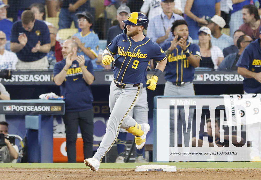 Milwaukee Brewers Jake Bauers (9) heads to second base after hitting a two-rbi double against the Los Angeles Dodgers in the fourth inning during game four of the MLB, Baseball Herren, USA National League Championship Series at Dodger Stadium in Los Angeles, California, on Thursday, October 15, 2026. LAP20261015730 CAROLINExBREHMAN