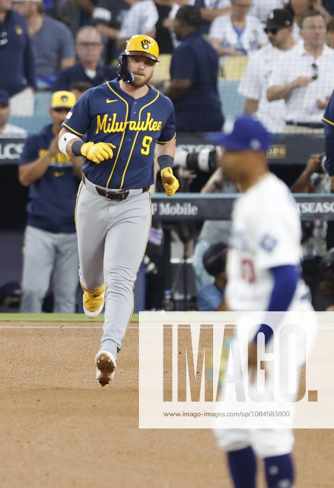 Milwaukee Brewers Jake Bauers (9) runs to second base after hitting a two-rbi double against the Los Angeles Dodgers in the fourth inning during game four of the MLB, Baseball Herren, USA National League Championship Series at Dodger Stadium in Los Angeles, California, on Thursday, October 15, 2026. LAP20261015733 CAROLINExBREHMAN