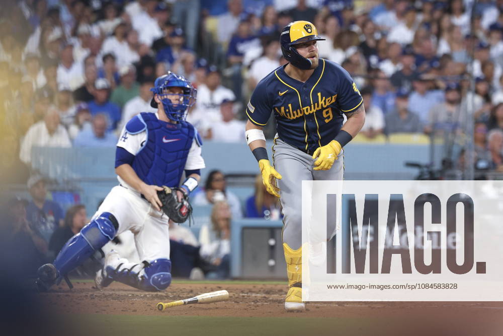 MLB, Baseball Herren, USA Postseason: NLCS Game 4 - Los Angeles Dodgers vs Milwaukee Brewers Milwaukee Brewers first baseman Jake Bauers drops his bat after hitting a double during Game 4 of the National League Championship Series between the Los Angeles Dodgers and the Milwaukee Brewers at Dodger Stadium in Los Angeles, California, USA, 15 October 2026. LOS ANGELES CALIFORNIA UNITED STATES