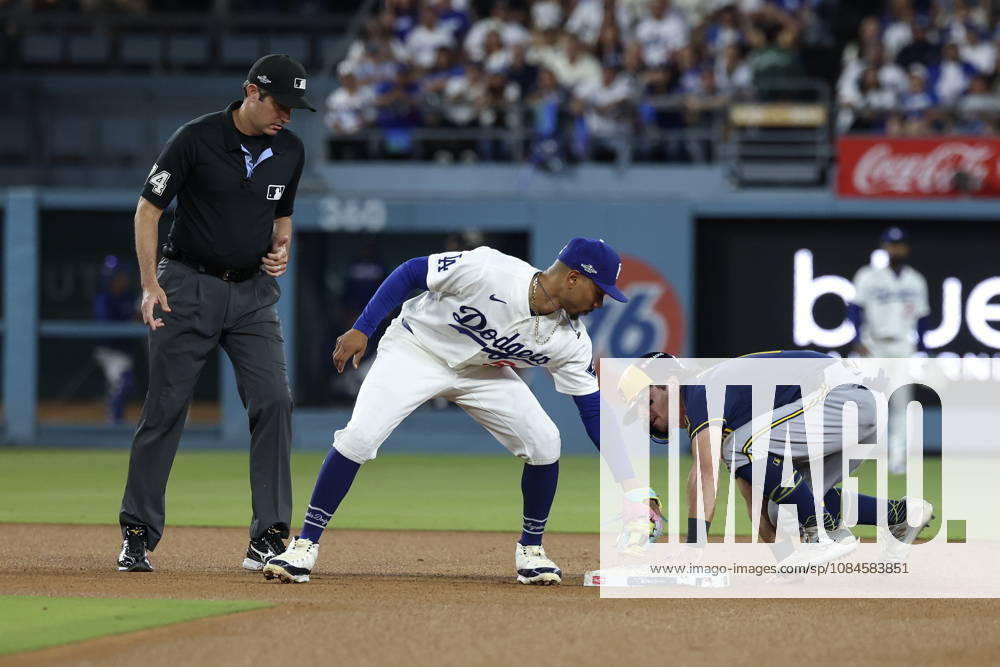 MLB, Baseball Herren, USA Postseason: NLCS Game 4 - Los Angeles Dodgers vs Milwaukee Brewers Milwaukee Brewers outfielder Sal Frelick (R) steals second base during Game 4 of the National League Championship Series between the Los Angeles Dodgers and the Milwaukee Brewers at Dodger Stadium in Los Angeles, California, USA, 15 October 2026. LOS ANGELES CALIFORNIA UNITED STATES
