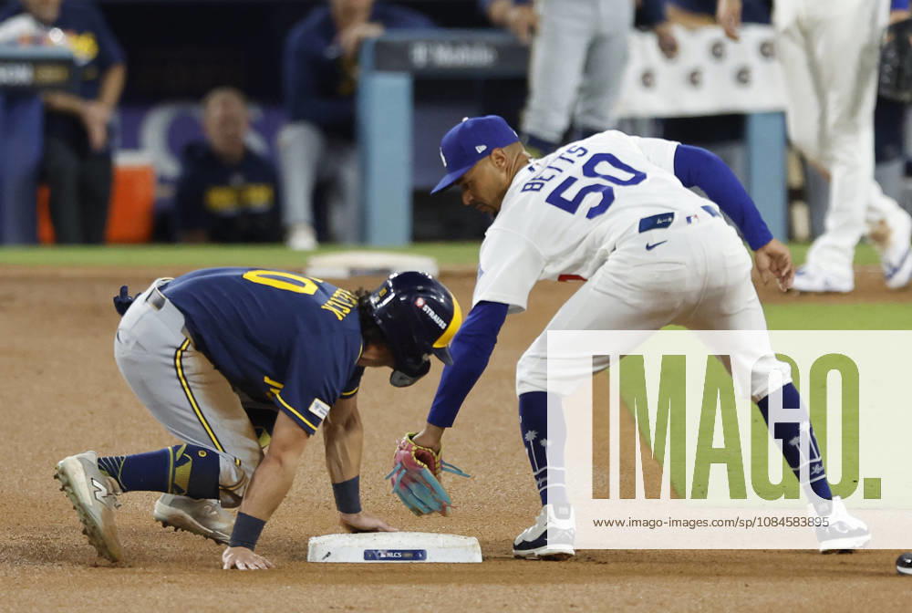 Milwaukee Brewers Sal Frelick (10) safely steals second as Los Angeles Dodgers shortstop Mookie Betts (50) makes a late tag in the fifth inning during game four of the MLB, Baseball Herren, USA National League Championship Series at Dodger Stadium in Los Angeles, California, on Thursday, October 15, 2026. LAP20261015736 CAROLINExBREHMAN
