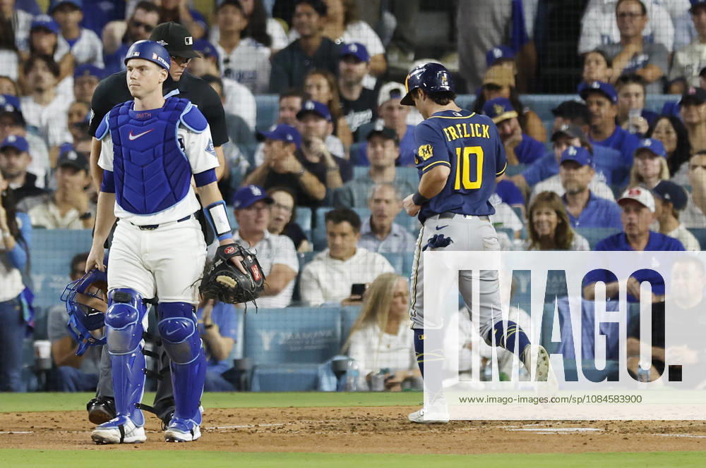 Milwaukee Brewers Sal Frelick (10) scores past Los Angeles Dodgers catcher Will Smith (16) on a single by Brewers David Hamilton in the fifth inning during game four of the MLB, Baseball Herren, USA National League Championship Series at Dodger Stadium in Los Angeles, California, on Thursday, October 15, 2026. LAP20261015737 CAROLINExBREHMAN