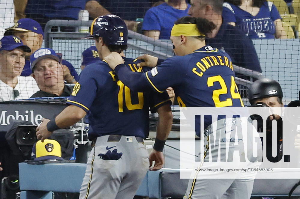 Milwaukee Brewers Sal Frelick (10) is congratulated by William Contreras (24) after scoring against the Los Angeles Dodgers on a single by Brewers David Hamilton in the fifth inning during game four of the MLB, Baseball Herren, USA National League Championship Series at Dodger Stadium in Los Angeles, California, on Thursday, October 15, 2026. LAP20261015738 CAROLINExBREHMAN
