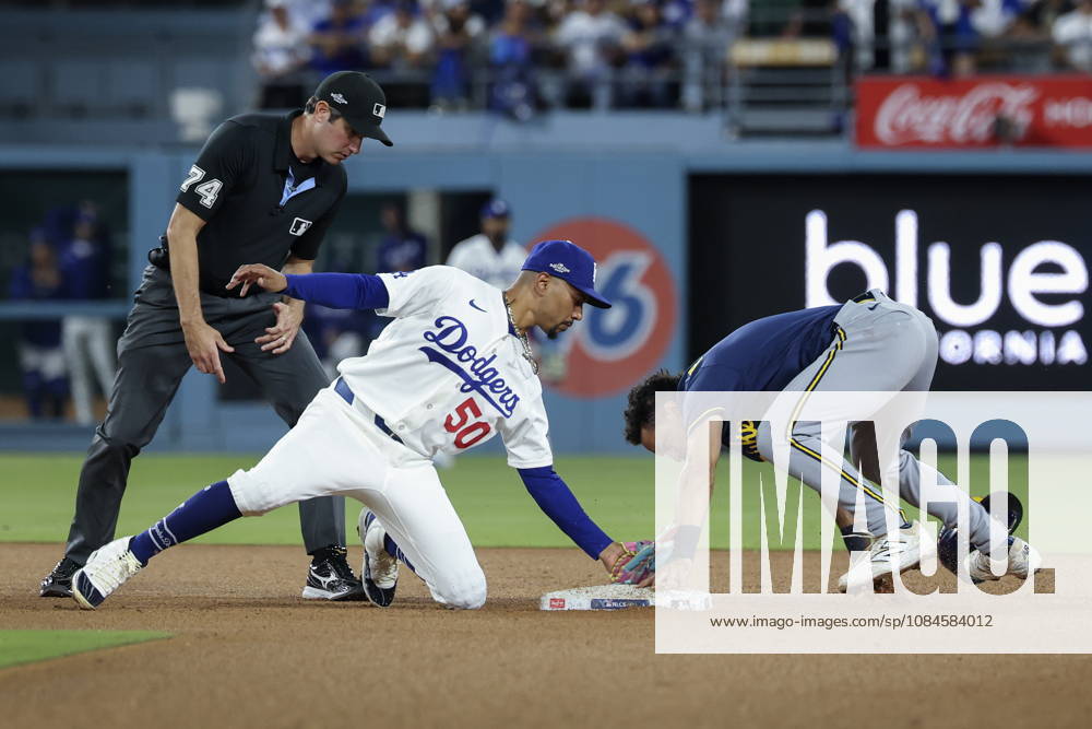 MLB, Baseball Herren, USA Postseason: NLCS Game 4 - Los Angeles Dodgers vs Milwaukee Brewers Milwaukee Brewers infielder David Hamilton (R) steals second base as Los Angeles Dodgers outfielder Mookie Betts tries to pick him off during Game 4 of the National League Championship Series between the Los Angeles Dodgers and the Milwaukee Brewers at Dodger Stadium in Los Angeles, California, USA, 15 October 2026. LOS ANGELES CALIFORNIA UNITED STATES
