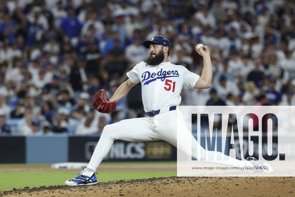 MLB, Baseball Herren, USA Postseason: NLCS Game 4 - Los Angeles Dodgers vs Milwaukee Brewers Los Angeles Dodgers pitcher Alex Vesia in action during the Game 4 of the National League Championship Series between the Los Angeles Dodgers and the Milwaukee Brewers at Uniqlo Field in Dodger Stadium in Los Angeles, California, USA, 15 October 2026. LOS ANGELES CALIFORNIA UNITED STATES