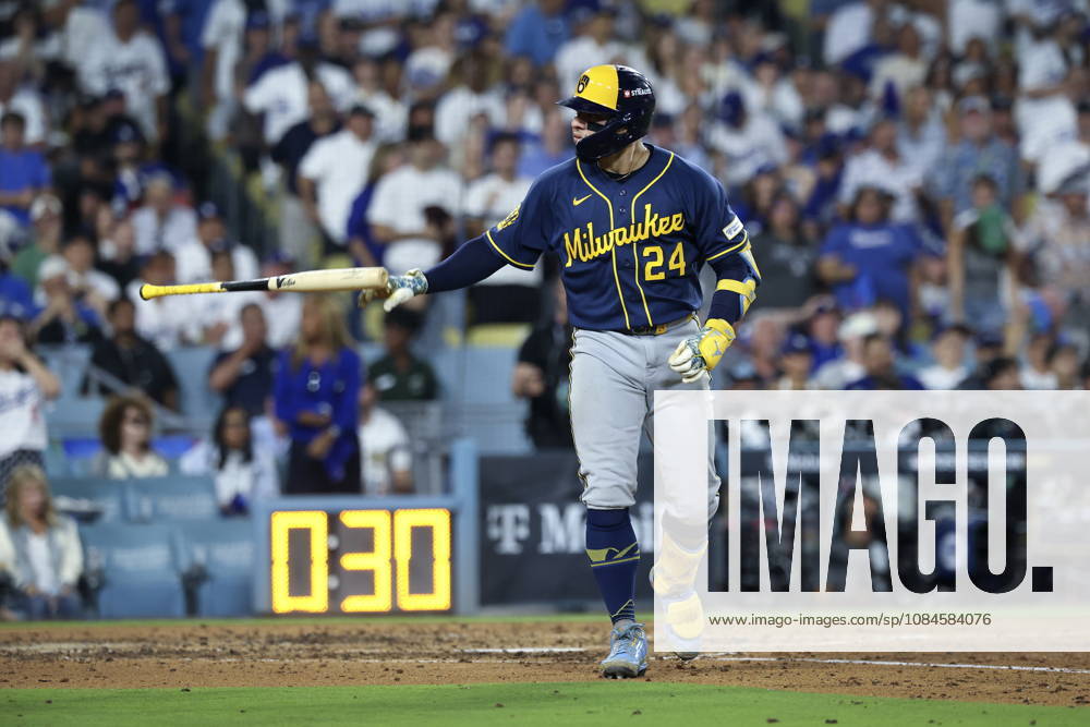 MLB, Baseball Herren, USA Postseason: NLCS Game 4 - Los Angeles Dodgers vs Milwaukee Brewers Milwaukee Brewers catcher William Contreras slams his bat during Game 4 of the National League Championship Series between the Los Angeles Dodgers and the Milwaukee Brewers at Dodger Stadium in Los Angeles, California, USA, 15 October 2026. LOS ANGELES CALIFORNIA UNITED STATES