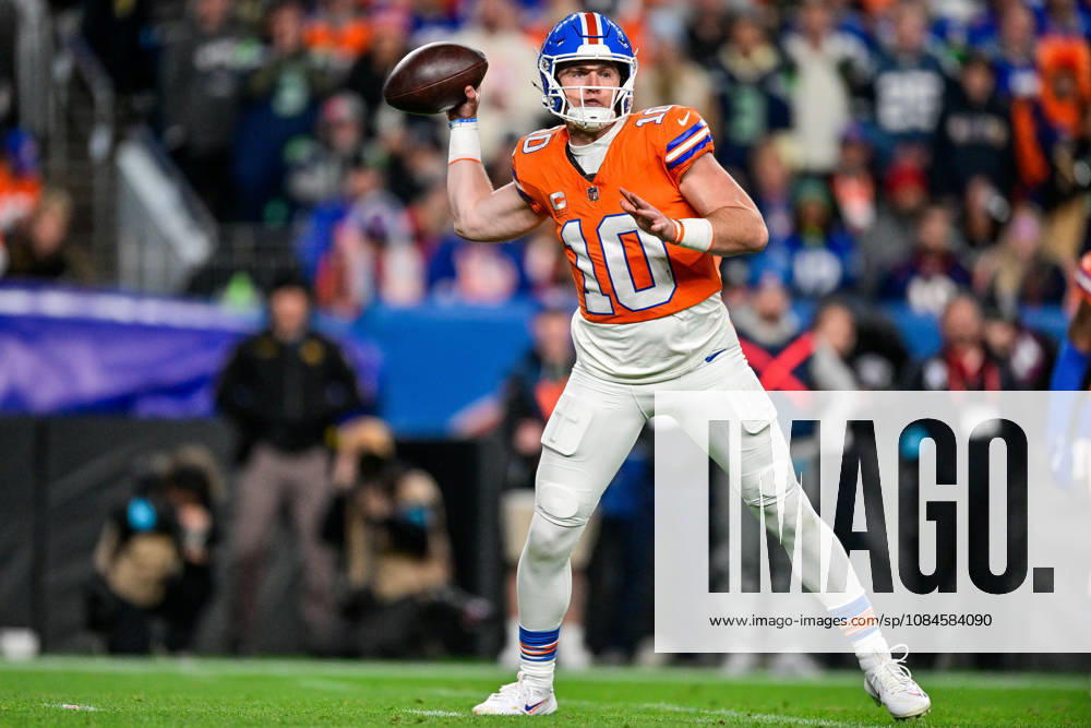 DENVER, CO - OCTOBER 15: Denver Broncos quarterback Bo Nix (10) passes in the second quarter during a game between the Seattle Seahawks and the Denver Broncos at Empower Field at Mile High on October 15, 2026 in Denver, Colorado. (Photo by Dustin Bradford Icon Sportswire) NFL, American Football Herren, USA OCT 15 Seahawks at Broncos Icon132261015009