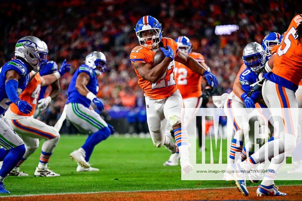 DENVER, CO - OCTOBER 15: Denver Broncos running back J.K. Dobbins (27) runs and scores a second quarter touchdown during a game between the Seattle Seahawks and the Denver Broncos at Empower Field at Mile High on October 15, 2026 in Denver, Colorado. (Photo by Dustin Bradford Icon Sportswire) NFL, American Football Herren, USA OCT 15 Seahawks at Broncos Icon132261015012