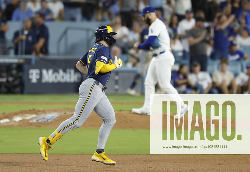 Milwaukee Brewers Garrett Mitchell (5) runs the bases past Los Angeles Dodgers pitcher Tanner Scott (66) after hitting a solo home run in the sixth inning during game four of the MLB, Baseball Herren, USA National League Championship Series at Dodger Stadium in Los Angeles, California, on Thursday, October 15, 2026. LAP20261015745 CAROLINExBREHMAN