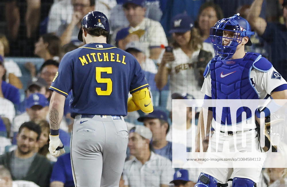 Milwaukee Brewers Garrett Mitchell (5) crosses the plate in front of Los Angeles Dodgers catcher Will Smith (16) after hitting a solo home run in the sixth inning during game four of the MLB, Baseball Herren, USA National League Championship Series at Dodger Stadium in Los Angeles, California, on Thursday, October 15, 2026. LAP20261015747 CAROLINExBREHMAN